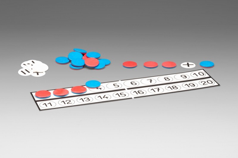 Linea dei numeri con gettoni di conteggio e segni aritmetici
